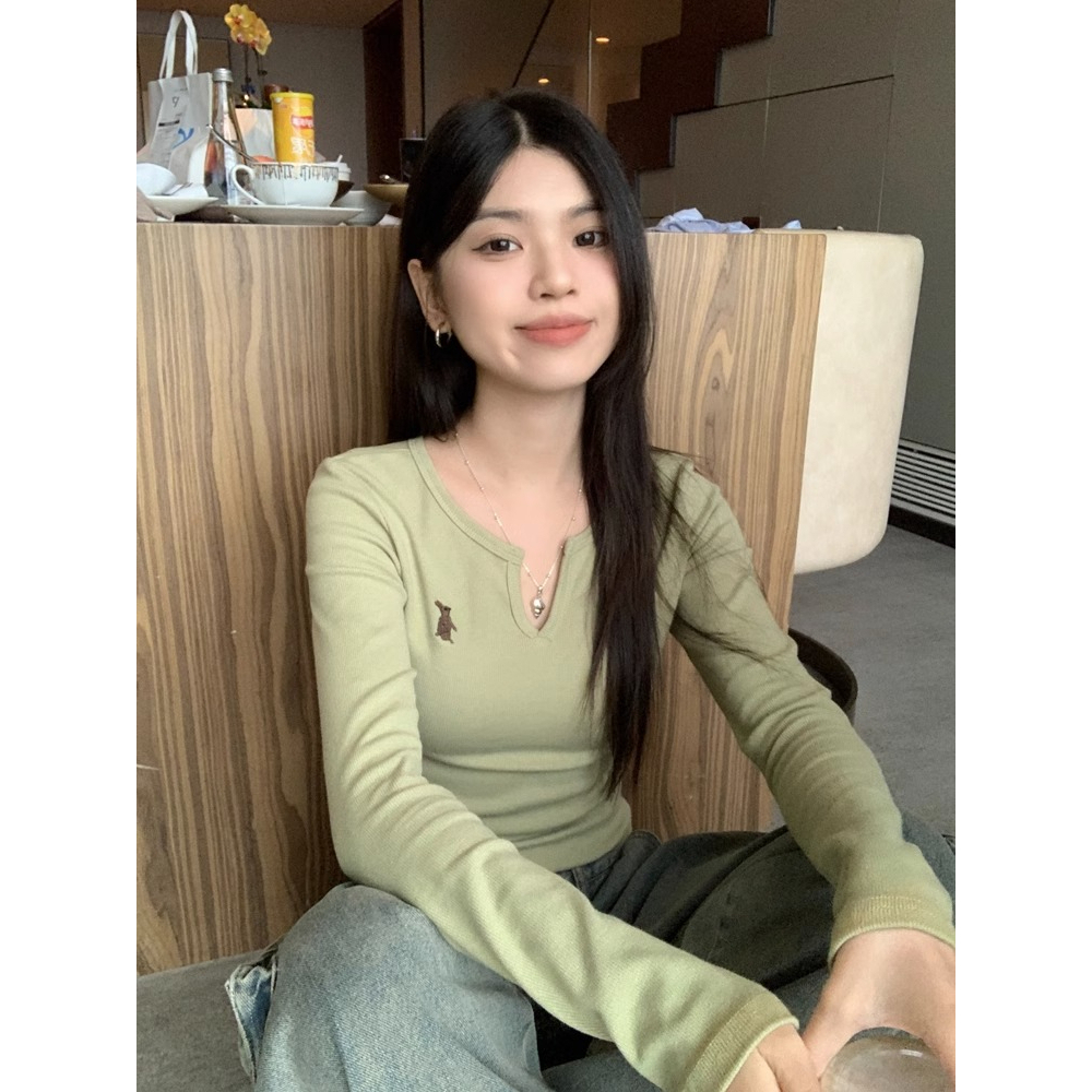 เสื้อยืดฐานแขนยาวปักลายกระต่ายเวอร์ชั่นเกาหลีสําหรับฤดูใบไม้ร่วงของผู้หญิงสลิมฟิตและสลิมมิ่งสั้นด้านบน