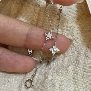 จากไทย 1วันถึง💕สร้อยข้อมือเงินสเตอร์ลิง จี้โคลเวอร์สี่ใบและอวัยวะเล็กๆ | ดีไซน์เฉพาะกลุ่ม หรูหรา สไตล์ใหม่
