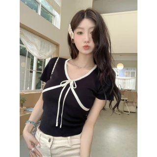 Betty house🌸พร้อมส่ง เสื้อยืดผู้หญิง เสื้อยืดสวยๆคอวี แขนสั้นลำลอง สีพื้น🎀แต่งโบว์ การประกบ（ขาว/ดํา）