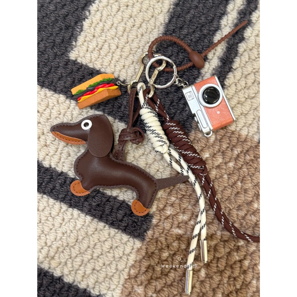 ฤดูใบไม้ร่วงฤดูหนาวสไตล์ใหม่ miu miu สไตล์ Dachshund จี้ลูกสุนัขจี้รถกระเป๋าตกแต่งจี้ของขวัญน้องสาวพวงกุญแจแฟชั่นเชือกปีนเขาจี้คู่สุนัขกระเป๋าจี้