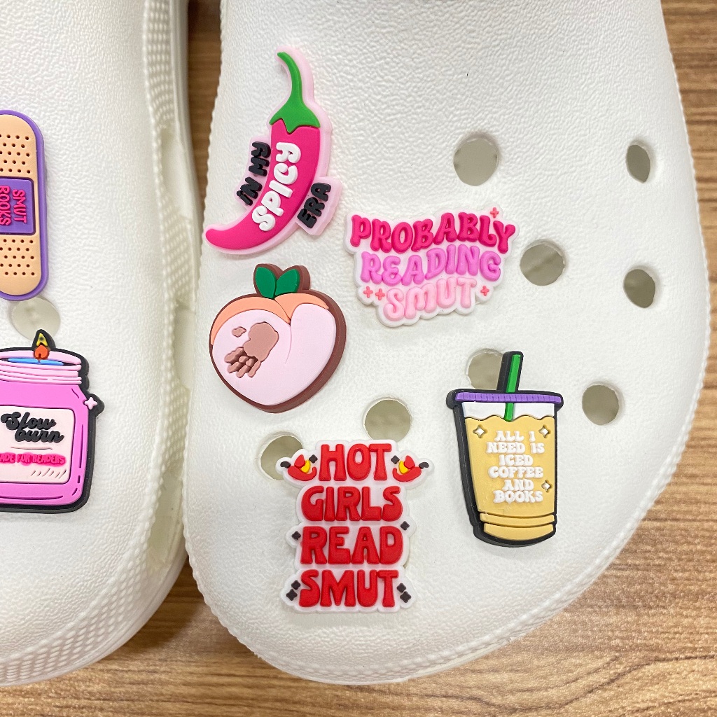 Jibbit Shoe Charms Bookish Smut Theme ตกแต่งอุปกรณ์ PVC พร้อมปุ่ม