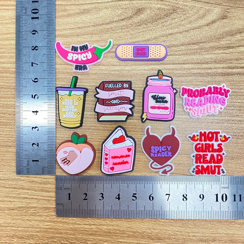 Jibbit Shoe Charms Bookish Smut Theme ตกแต่งอุปกรณ์ PVC พร้อมปุ่ม
