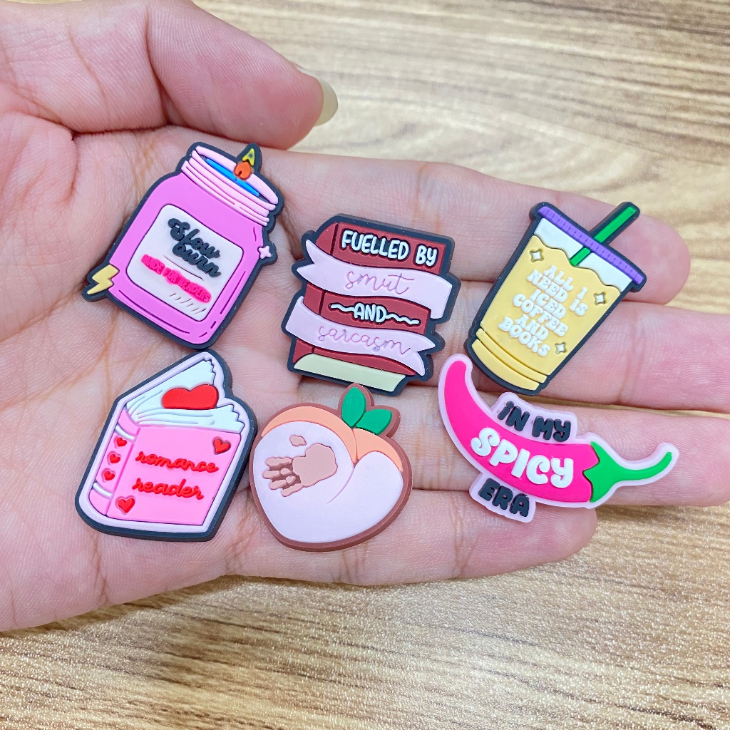 Jibbit Shoe Charms Bookish Smut Theme ตกแต่งอุปกรณ์ PVC พร้อมปุ่ม