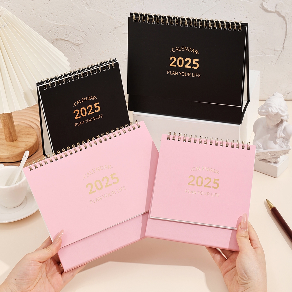 2025 ปฏิทินตั้งโต๊ะตารางแบบพกพาวางแผนรายวันรายสัปดาห์/วันที่รายเดือนจัดปฏิทินตั้งโต๊ะขนาดใหญ่พร้อมสติกเกอร์สําหรับโฮมออฟฟิศโรงเรียนปีใหม่และวั
