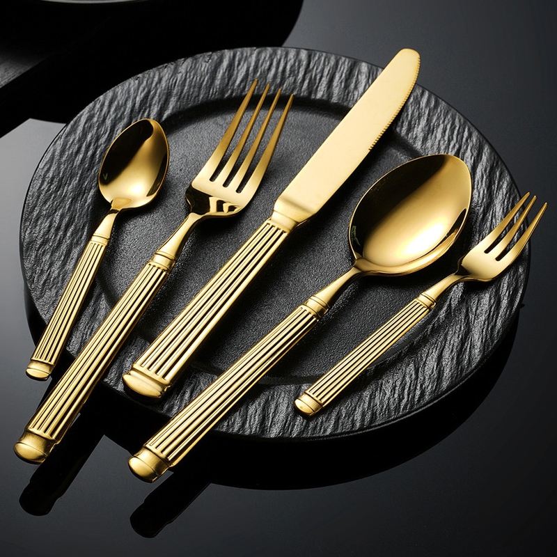 คอลัมน์โรมันมีดสแตนเลสช้อนส้อมชุดบนโต๊ะอาหารโกลเด้นอาหารตะวันตกสเต็กบนโต๊ะอาหารช้อนส้อมสแตนเลส