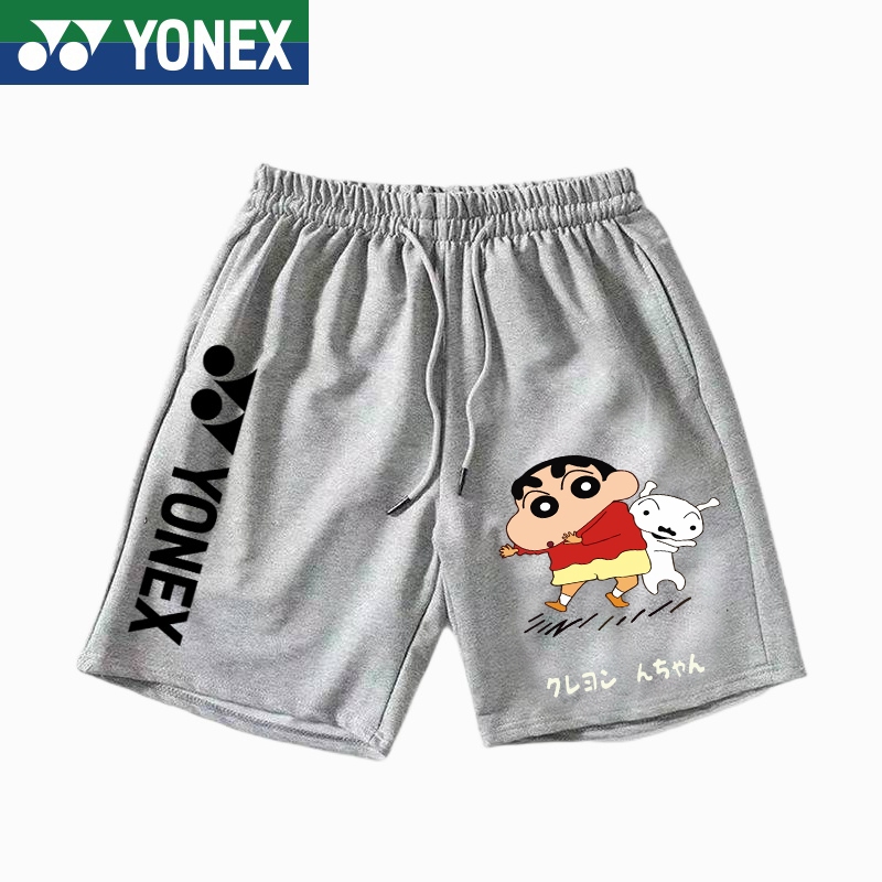 2024 ใหม่ YONEX "Crayon Shin chan" การ์ตูนพิมพ์ผู้ชายและผู้หญิงแห้งเร็วดูดซับเหงื่อแบดมินตันเทนนิสการฝึกอบรมกางเกงขาสั้น