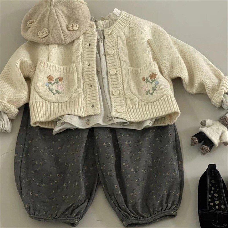 เสื้อผ้าเด็กเกาหลีเกาหลีเสื้อผ้าฤดูใบไม้ร่วงสาวสไตล์ใหม่แฟชั่นเวอร์ชั่นเกาหลีเด็กปักถักคาร์ดิแกนกางเกงดอกไม้สูท