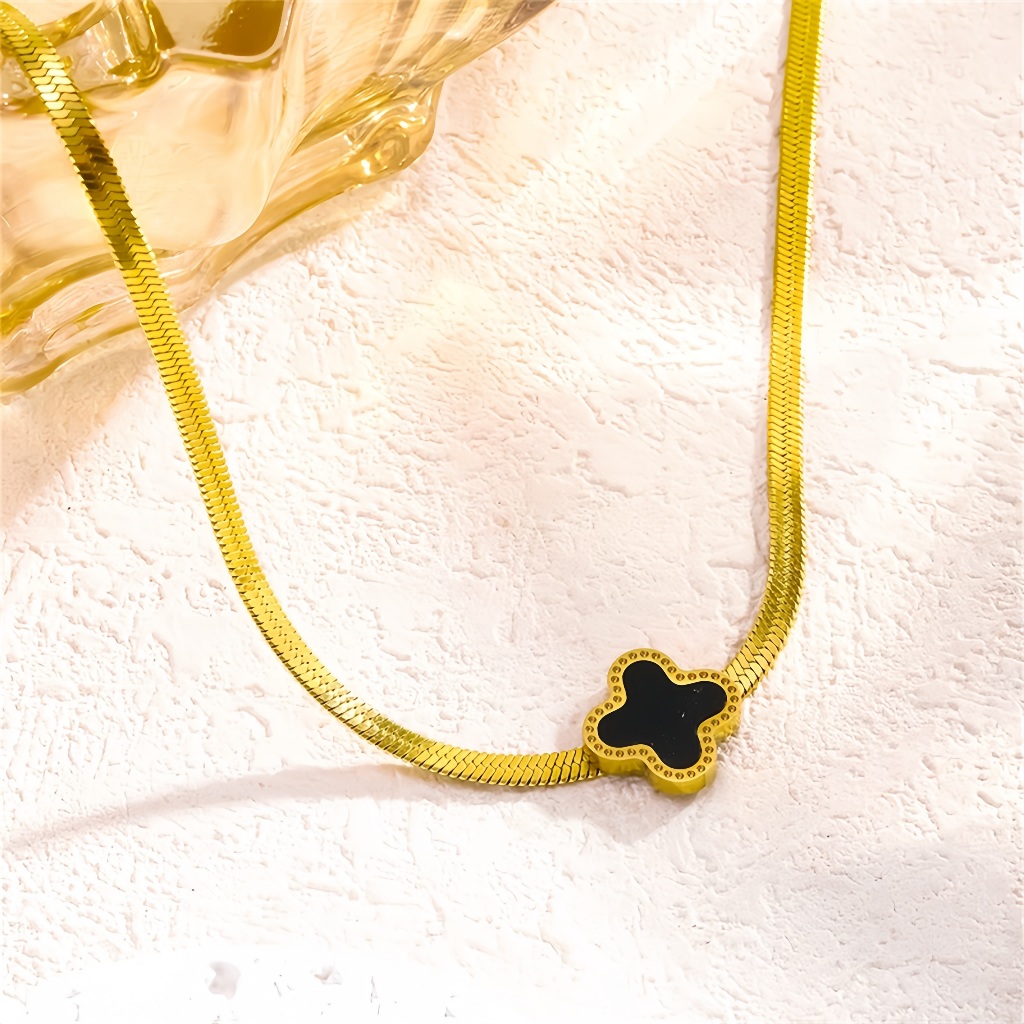 แฟชั่นประณีต Four-Leaf Clover โซ่งูสร้อยคอเหล็กไทเทเนียม 18k Gold-Plated Retro หรูหราสูง-