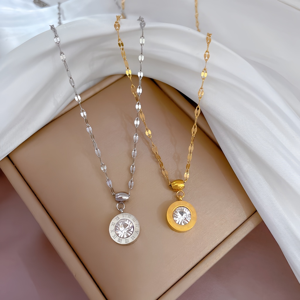 สองด้านสีดําสีขาวโรมันตัวเลขไทเทเนียมเหล็กสร้อยคอ 18k Gold-Plated Zircon หรูหรา Niche High-End ประณีตทั้งหมด-