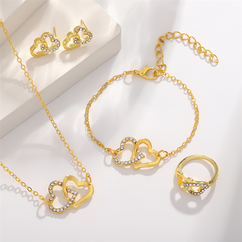 ชุดเครื่องประดับแฟชั่น 4 ชิ้น พร้อมเพชร-heart สร้อยคอ สร้อยข้อมือ แหวน และต่างหู เหมาะสำหรับเป็นของขวัญวันพักผ่อน