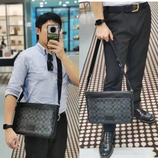Coac * Original Order DISTRICT Messenger Bag Mens Shoulder Messenger Bag Classic Presbyopia LOGO Pattern ความจุขนาดใหญ่แฟชั่นอินเทรนด์ All-Match CH078