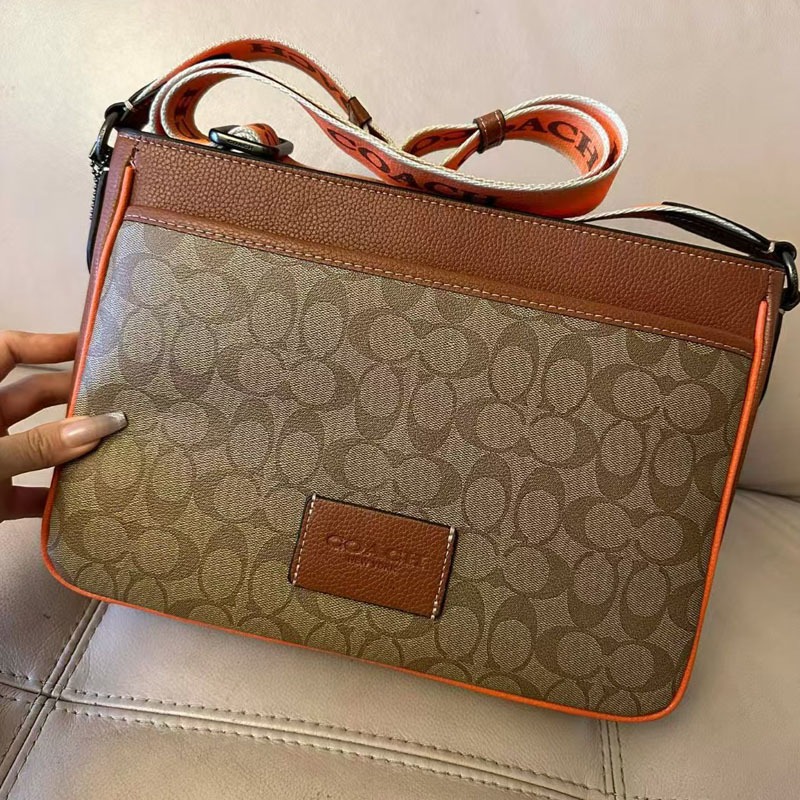 Coac * Original Order DISTRICT Messenger Bag Mens Shoulder Messenger Bag Classic Presbyopia LOGO Pattern ความจุขนาดใหญ่แฟชั่นอินเทรนด์ All-Match CH078