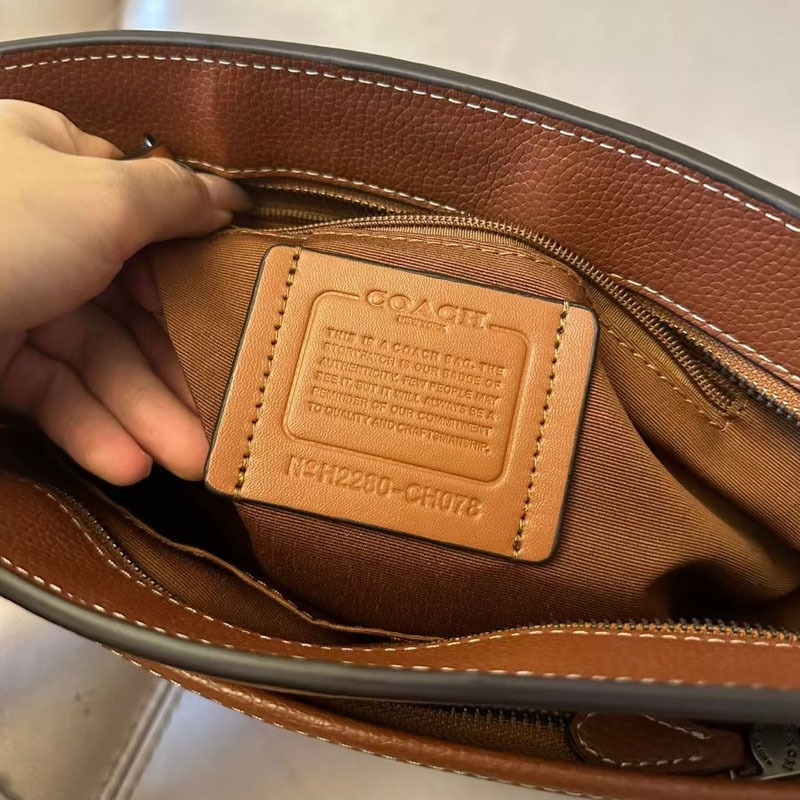 Coac * Original Order DISTRICT Messenger Bag Mens Shoulder Messenger Bag Classic Presbyopia LOGO Pattern ความจุขนาดใหญ่แฟชั่นอินเทรนด์ All-Match CH078