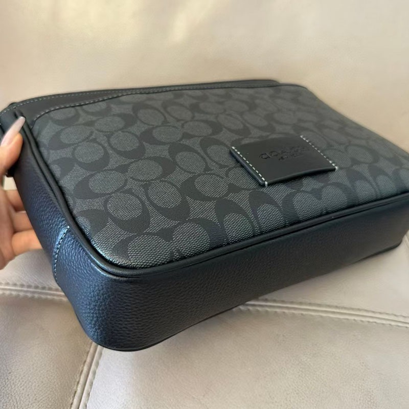 Coac * Original Order DISTRICT Messenger Bag Mens Shoulder Messenger Bag Classic Presbyopia LOGO Pattern ความจุขนาดใหญ่แฟชั่นอินเทรนด์ All-Match CH078
