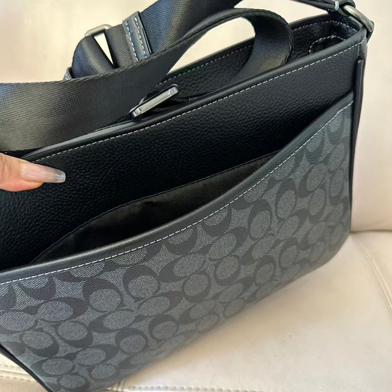 Coac * Original Order DISTRICT Messenger Bag Mens Shoulder Messenger Bag Classic Presbyopia LOGO Pattern ความจุขนาดใหญ่แฟชั่นอินเทรนด์ All-Match CH078