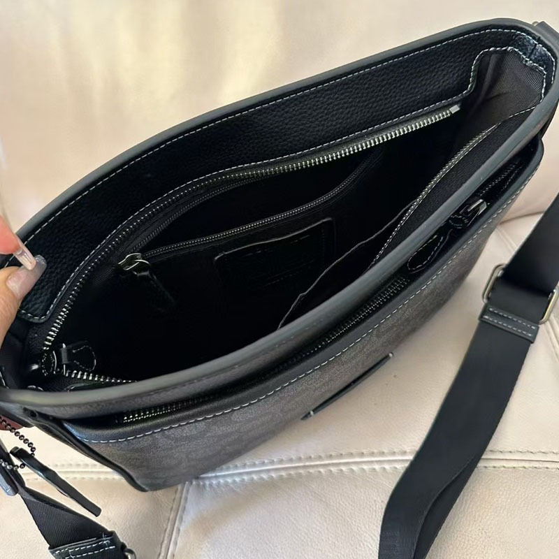 Coac * Original Order DISTRICT Messenger Bag Mens Shoulder Messenger Bag Classic Presbyopia LOGO Pattern ความจุขนาดใหญ่แฟชั่นอินเทรนด์ All-Match CH078