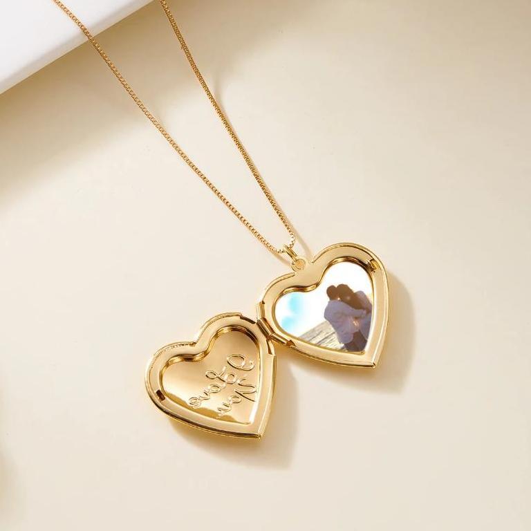 Lanxiu 18K Gold Retro Lace Hollow Heart Ribbon Photo Locket Pendant Photo Necklace Copper Album Box Necklace Women Jewelry Couple Valentines Day Gift