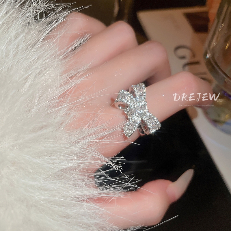 DREJEW เดรช เพทายโบว์กลวงเปิดซอกอารมณ์สไตล์เย็นแฟชั่นแสงหรูหราระดับไฮเอนด์แหวนนิ้วชี้เครื่องประดับ