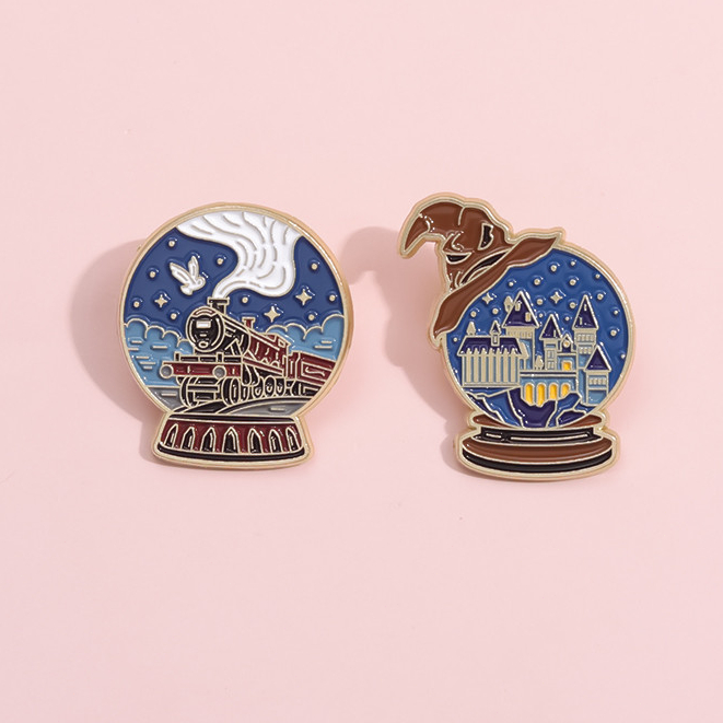 การ์ตูน Magic Castle เข็มกลัด Pins Creative แม่มดรถไฟเข็มกลัดป้ายโลหะกระเป๋าเป้สะพายหลังเสื้อผ้าอุปกรณ์เสริมของขวัญสําหรับเพื่อน