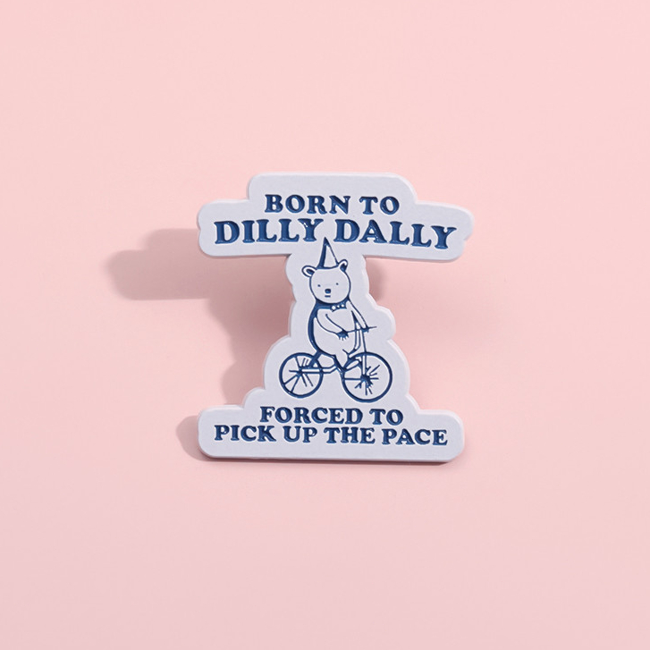การ์ตูนหมีเกิดถึงdilly Dallyบังคับที่จะหยิบPaceเข็มกลัดPinป้ายโลหะกระเป๋าเป้สะพายหลังอุปกรณ์เสริมของขวัญสําหรับเพื่อน