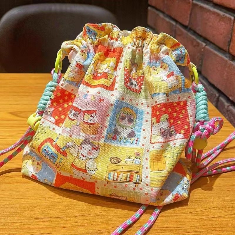 【จัดส่งจากประเทศไทย】 พร้อมส่ง Summer Dopamine Kitten Graffiti พิมพ์กระเป๋า Drawstring 2024 สไตล์ใหม่ Ricky Design กระเป๋าเดินทางที่มีลักษณะสูง