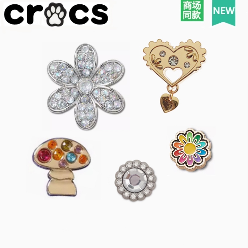 Crocs Crocs Zhibixing อุปกรณ์เสริม Hole รองเท้าดอกไม้ High-End Texture อินเทรนด์ใหม่โลหะ Love จี้รองเท้าหัวเข็มขัด