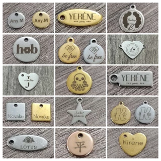 เลเซอร์แกะสลักชื่อที่กำหนดเองLOGOโลโก้สแตนเลสป้ายส่วนบุคคลโลโก้ที่กำหนดเอง DIY สร้อยคอจี้ Charms ขั้นต่ำคือ 50 ชิ้น