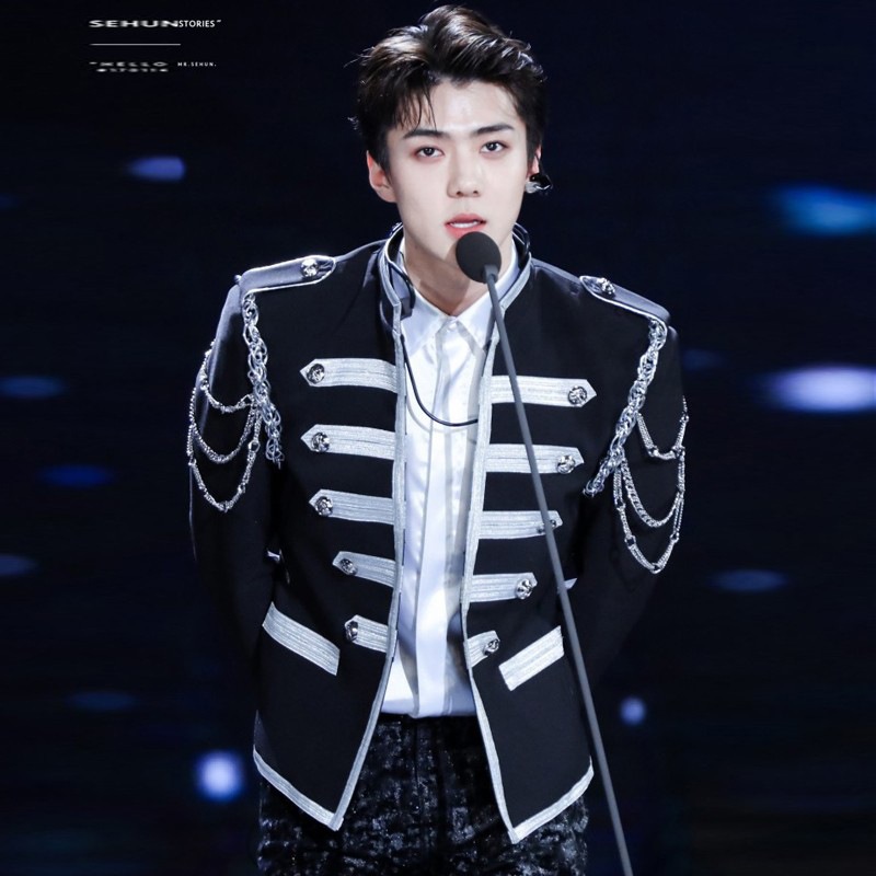 เด็กชายอินเทรนด์กลุ่มพระราชวังทหารชุดการแสดงบนเวทีเครื่องแต่งกายบาร์นักร้องแฟชั่นช่างทําผมนักมายากลผู้ชายประสิทธิภาพเครื