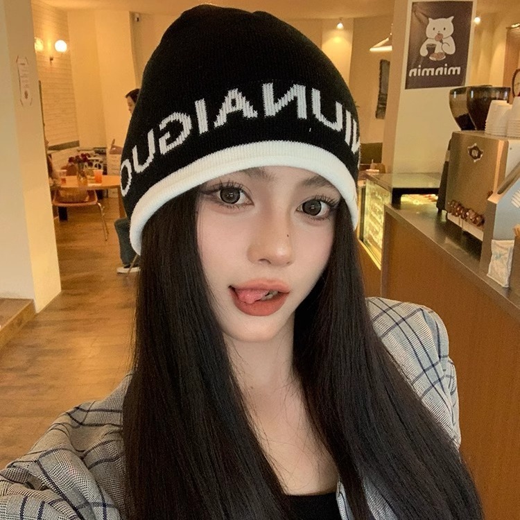 สไตล์เกาหลีตัวอักษรสีดําถักเย็นหมวกผู้หญิงฤดูใบไม้ร่วงฤดูหนาวทั้งหมดตรงกับกองหมวกหัวใหญ่เส้นรอบวงใบหน้าขนาดเล็กหมวกขนสัตว์รถไฟ - รูปที่ 2