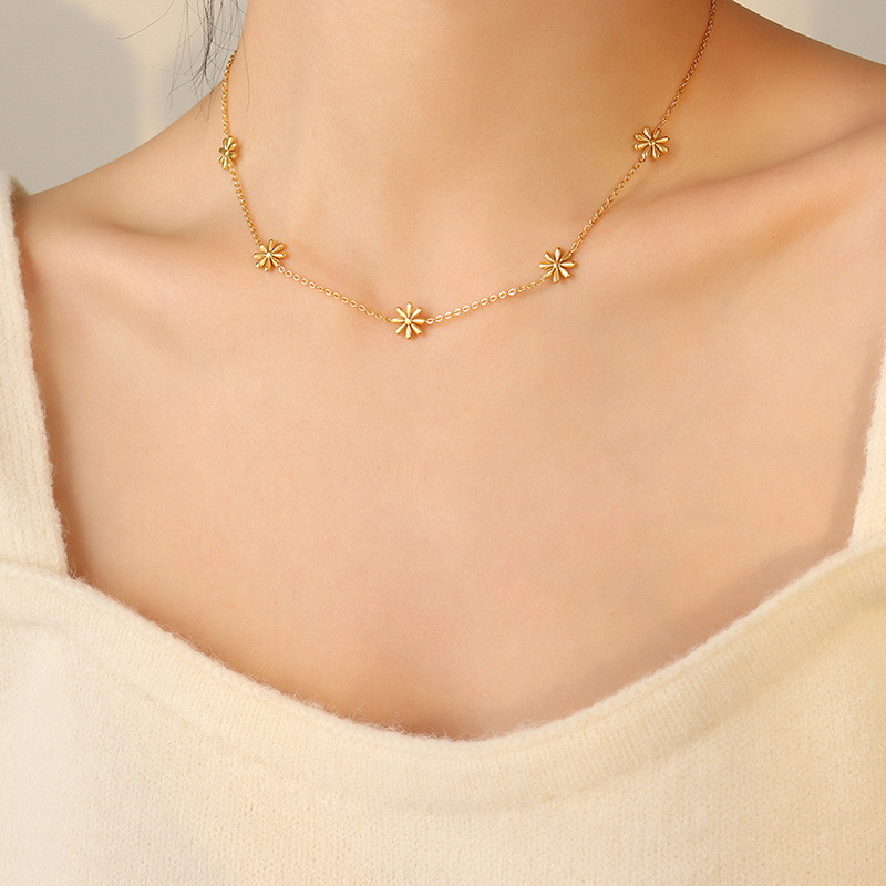 Mori Series Fresh Sweet Five Daisy Series สร้อยคอเหล็กไทเทเนียมทอง 18K การเก็บรักษาสีโซ่กระดูกไหปลาร้า