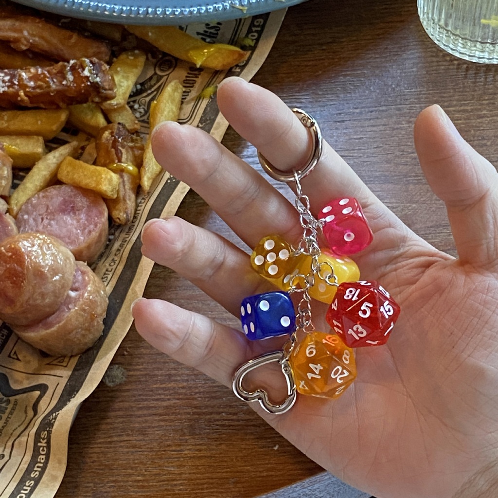 Original Fashion Niche miu Fancycle Bag Hanging Lucky Dice พวงกุญแจอะคริลิคน่ารักสร้างสรรค์ที่ไม่ซ้ํากันพวงกุญแจ ccd กล้องแขวนกระเป๋าโซ่อุปกรณ์เสริมคู่จี้