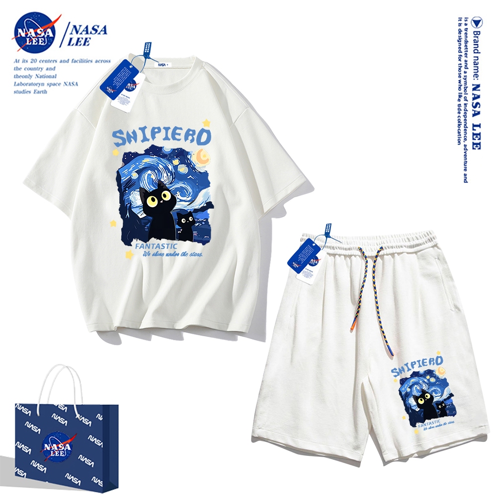 นาซ่า เสื้อยืดแขนสั้นฤดูร้อนผู้ชายกางเกงขาสั้นผ้าฝ้ายหลวมชุดสูทอินเทรนด์, ผู้ชายผู้หญิงกีฬาลําลองสไตล์เรียบง่าย 2024 สไตล์ใหม่