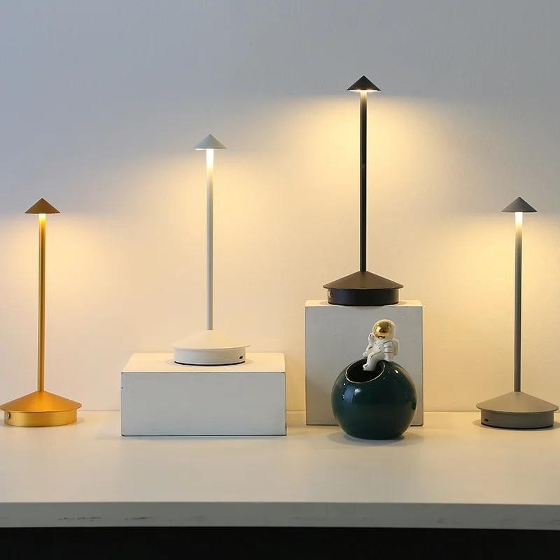 โคมไฟตั้งโต๊ะ LED เซ็นเซอร์สัมผัสแบบชาร์จไฟแบตเตอรี่ 4000mAh เหมาะสำหรับร้านอาหาร โรงแรม บาร์ และห้องนอน