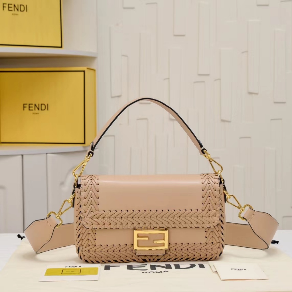 [ของแท้ดั้งเดิมพร้อมกล่องบรรจุภัณฑ์] Fendi Baguette Gold Label Logoทอหนังหนังแท้ 100% Baguette Bag S