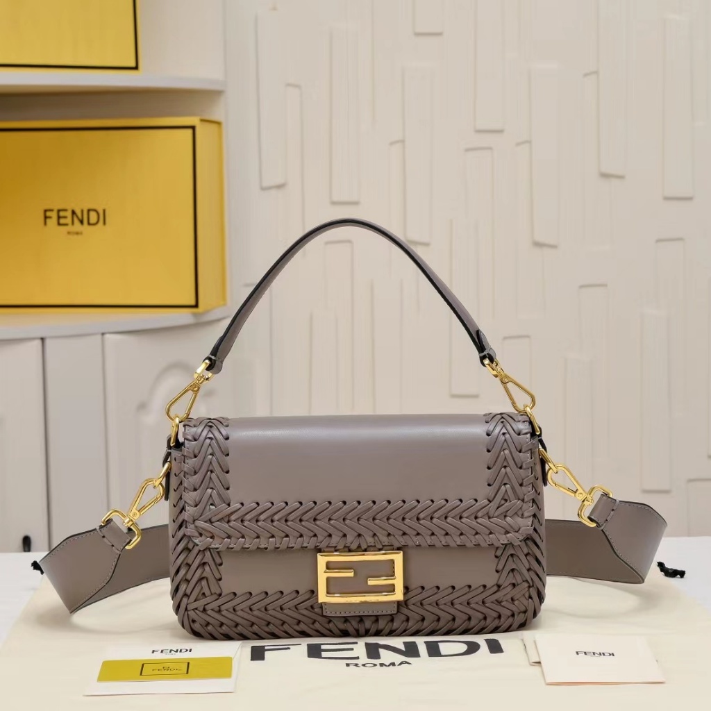 [ของแท้ดั้งเดิมพร้อมกล่องบรรจุภัณฑ์] Fendi Baguette 21 Winter Capsule Series Gold Label Logoทอหนังหน