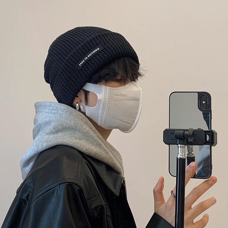 จดหมายป้ายสีดําที่เรียบง่ายหมวกขนสัตว์ผู้ชายฤดูใบไม้ร่วงฤดูหนาวรูปแบบใหม่ทุกการแข่งขันถักเย็นหมวกผู้หญิงอบอุ่นหัวใหญ่เส้นรอบวงหู