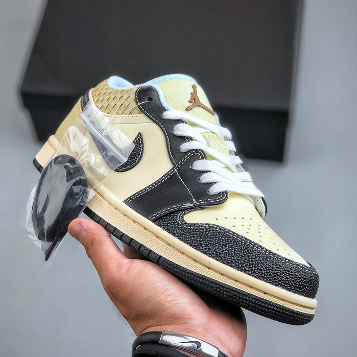 รองเท้าบาสเก็ตบอลลําลอง Air Jordan 1 Retro Low SE HQ3437 101