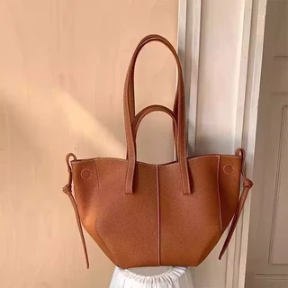 Leacat หนังนุ่ม niche wing bag tote bag premium sense กระเป๋าถือความจุขนาดใหญ่ combuting womens bag