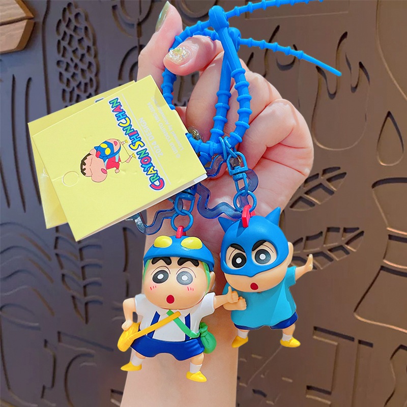 ของแท้ Crayon Shin chan Dynamic Superman พวงกุญแจการ์ตูนตุ๊กตาจี้พวงกุญแจของขวัญพวงกุญแจพร้อมสต็อก