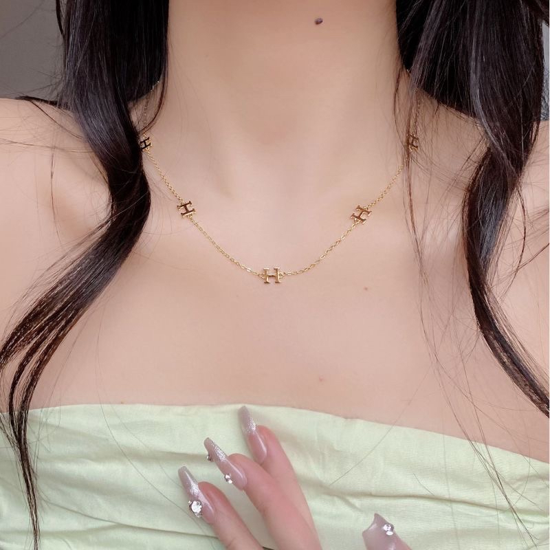 สไตล์เกาหลีญี่ปุ่น Simple Letter H All-Match Classy 18K Gold สร้อยคอเหล็กไทเทเนียมสีการเก็บรักษาโซ่กระดูกไหปลาร้า