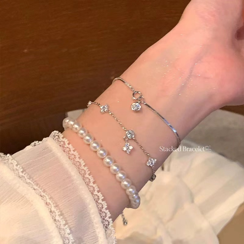 สร้อยข้อมือโซ่กระดูกงู เงินสเตอร์ลิงบริสุทธิ์ 925 ประดับมุกและดอกไม้สี่แฉก | แสงหรูหรา ประณีต เรียบง่าย | มูลค่าสูง สำหรับสุภาพสตรี