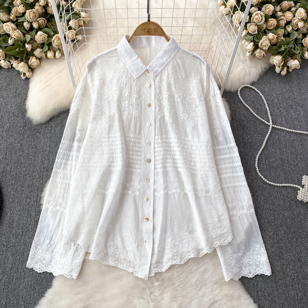ผู้หญิงเสื้อแขนยาวหลวม