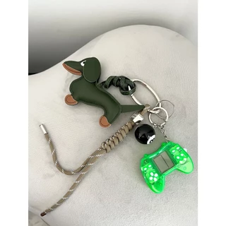 Original Niche Design กระเป๋าอุปกรณ์เสริมเชือกจี้ diy พวงกุญแจที่ไม่ซ้ํากันลายการ์ตูน miu Series Dachshund กระเป๋าหนังจี้แฟชั่นเชือกถักคู่แหวนกระเป๋าจี้เชือกปีนเขาสี