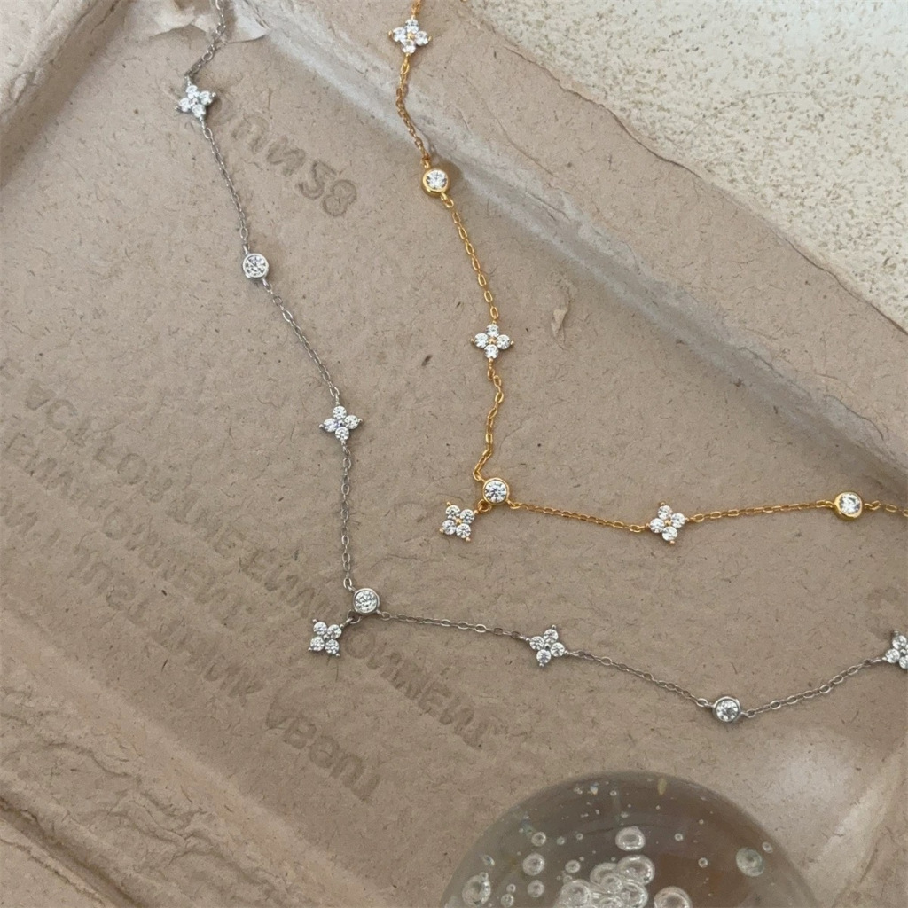 จากไทย 1วันถึง สร้อยคอเงินสเตอร์ลิงบริสุทธิ์ 925 จี้โคลเวอร์สี่ใบ | ดีไซน์เฉพาะกลุ่ม หรูหรา ประณีต | ระดับไฮเอนด์ เข้ากับทุกชุดเสื้อผ้า