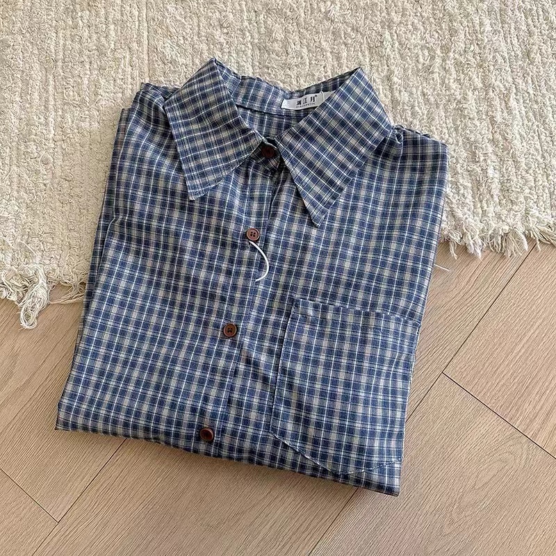 ผู้หญิงเสื้อแขนยาวหลวม