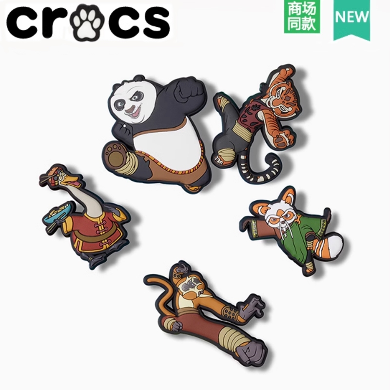 Crocs crocs รองเท้าดอกไม้ Carlo Chi รองเท้า Shangzhibixing การ์ตูน Kung Fu Panda ชุด 5 ชิ้น diy รองเท้าหัวเข็มขัดอุปกรณ์เสริม