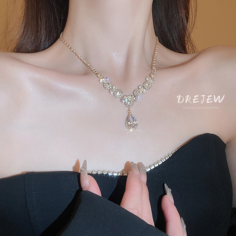 DREJEW เดรช สร้อยคอเพชรหยดน้ําสไตล์หรูหราเบาๆจี้แฟชั่นโซ่ไหปลาร้าเครื่องประดับระดับไฮเอนด์สําหรับผู้หญิง