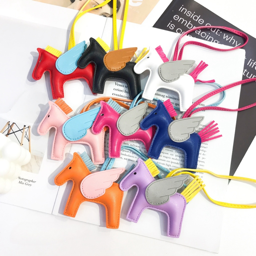 【30pcs ราคาขายส่ง THB22】จี้เพกาซัส, จี้กระเป๋าหนัง ปู่, จี้ห้อยกระเป๋าพวงกุญแจ, อุปกรณ์พู่ของขวัญ, จ