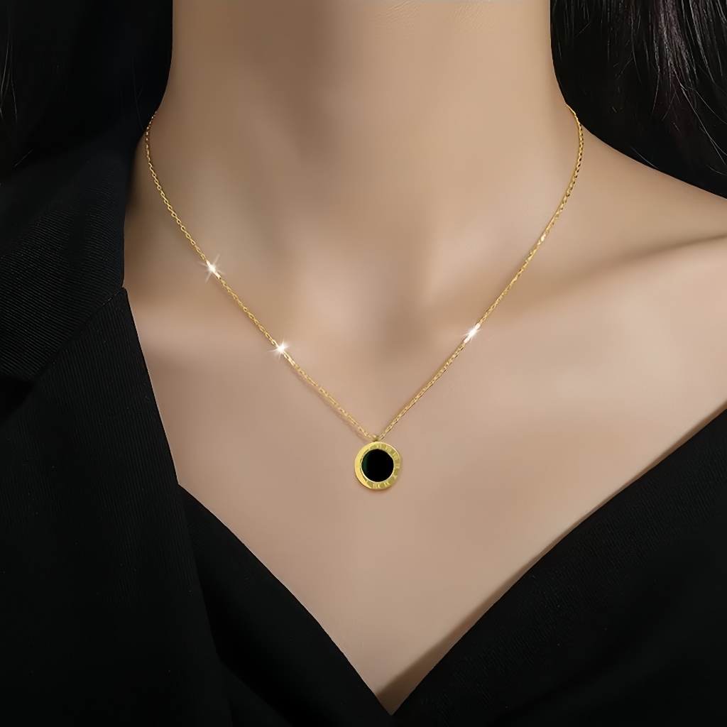 สีดําสีขาวสองด้าน Fritillary รอบยี่ห้อสร้อยคอเหล็กไทเทเนียมแฟชั่นหรูหรา High-End Electroplating k Gold Simple Temper