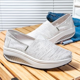 One-pedal รองเท้าโยกความสูงฝาครอบเท้าหนา Soled Wedge Heel สีขาว Soft-Soled Hollow Casual เวอร์ชั่นเกาหลีสบาย Muff